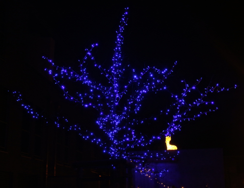 Blauer_Baum_und_Reh